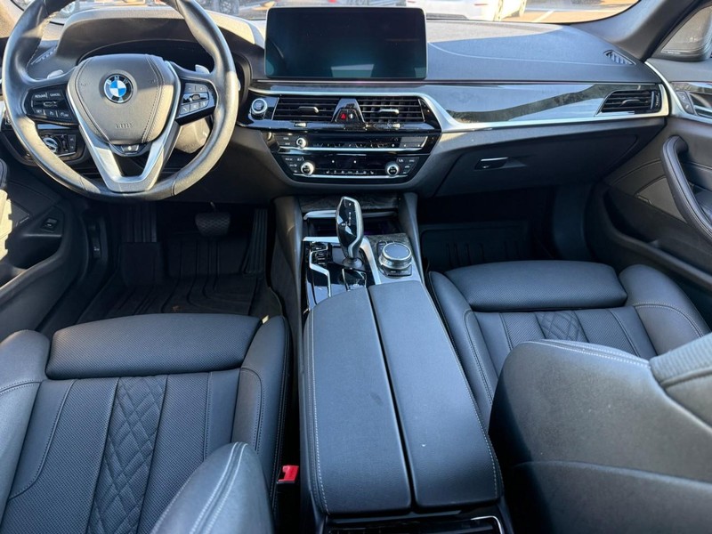BMW 5 Series Vehicle Full-screen Gallery Image 11