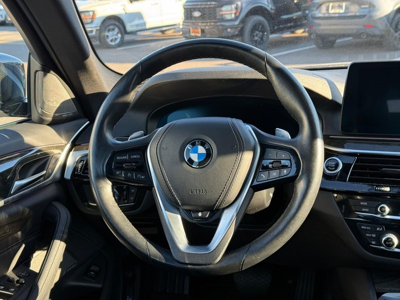 BMW 5 Series Vehicle Full-screen Gallery Image 12