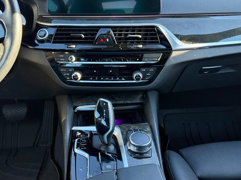 BMW 5 Series Vehicle Full-screen Gallery Image 14