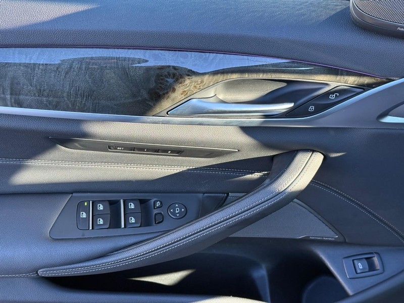 BMW 5 Series Vehicle Full-screen Gallery Image 15