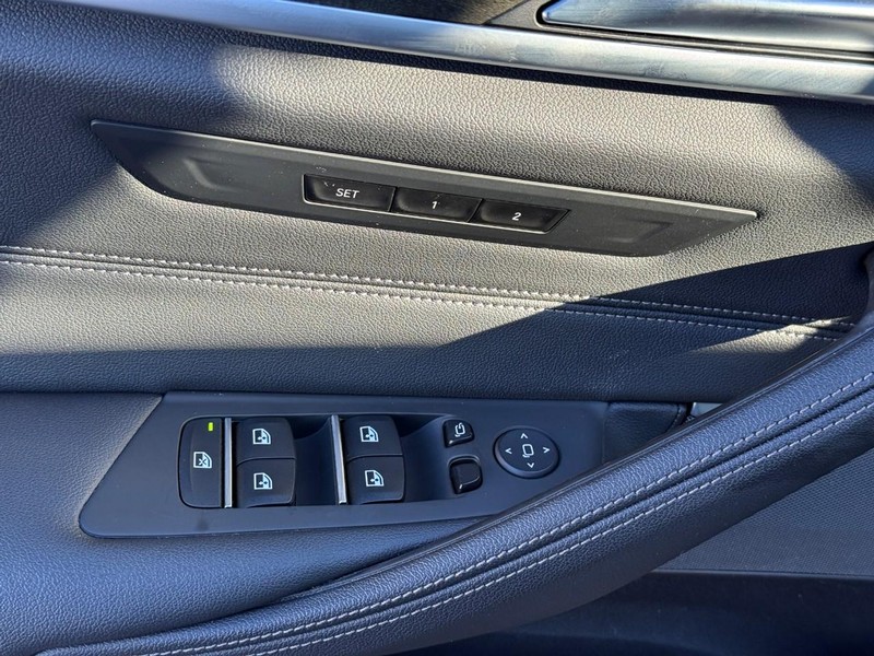 BMW 5 Series Vehicle Full-screen Gallery Image 16