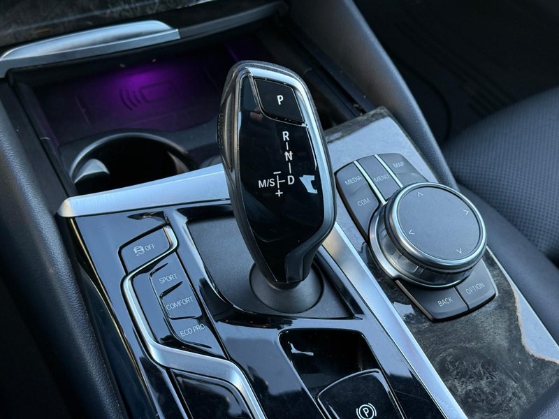 BMW 5 Series Vehicle Full-screen Gallery Image 18