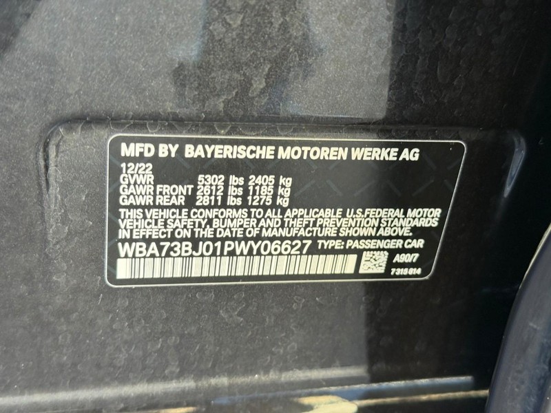 BMW 5 Series Vehicle Full-screen Gallery Image 20