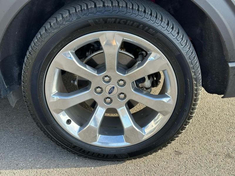 Ford Explorer Vehicle Full-screen Gallery Image 06