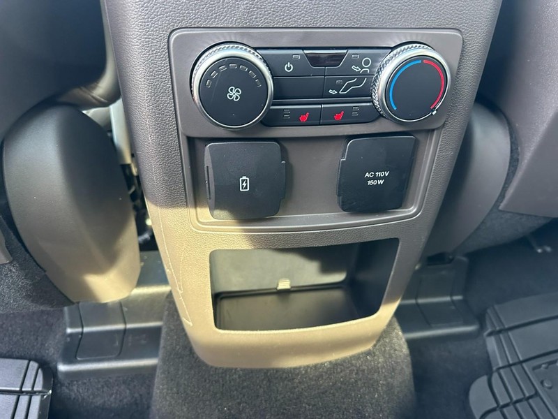 Ford Explorer Vehicle Full-screen Gallery Image 11