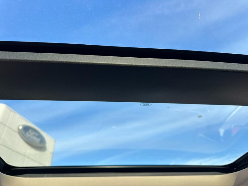 Ford Explorer Vehicle Full-screen Gallery Image 12