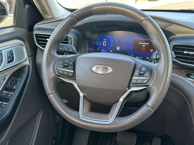 Ford Explorer Vehicle Full-screen Gallery Image 14