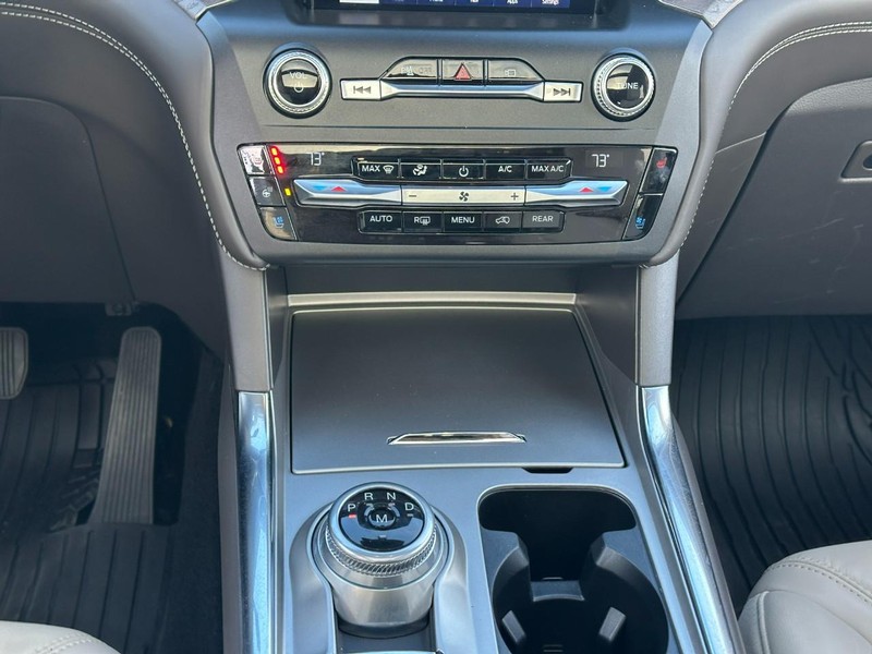 Ford Explorer Vehicle Full-screen Gallery Image 16