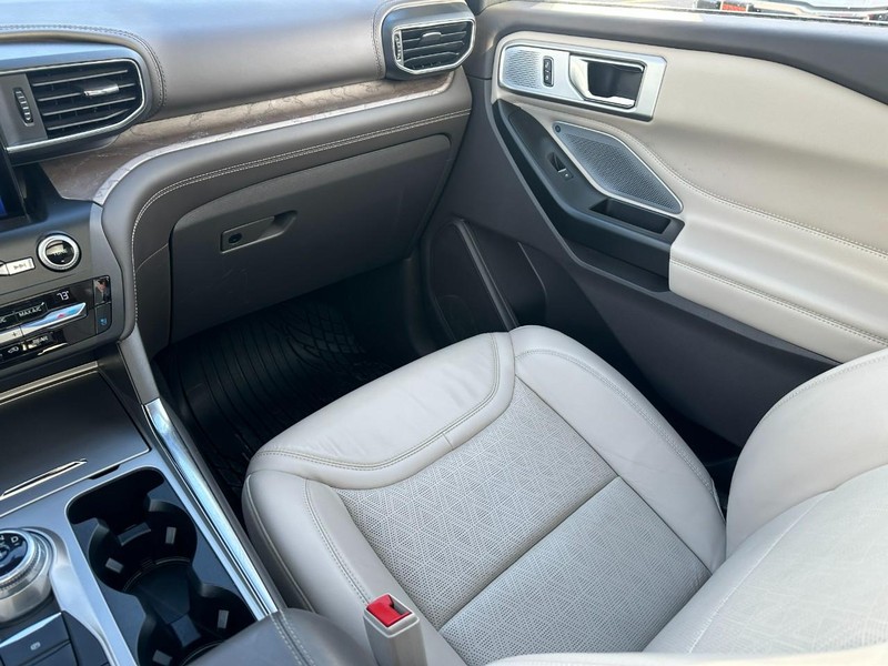 Ford Explorer Vehicle Full-screen Gallery Image 17