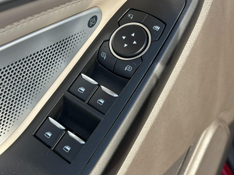 Ford Explorer Vehicle Full-screen Gallery Image 18