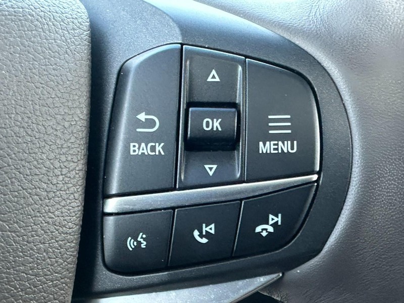 Ford Explorer Vehicle Full-screen Gallery Image 22