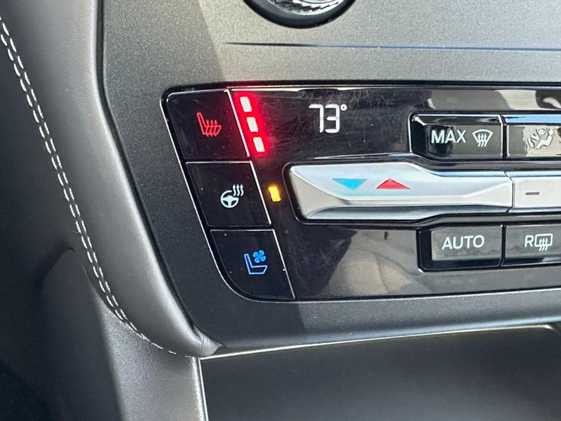 Ford Explorer Vehicle Full-screen Gallery Image 24