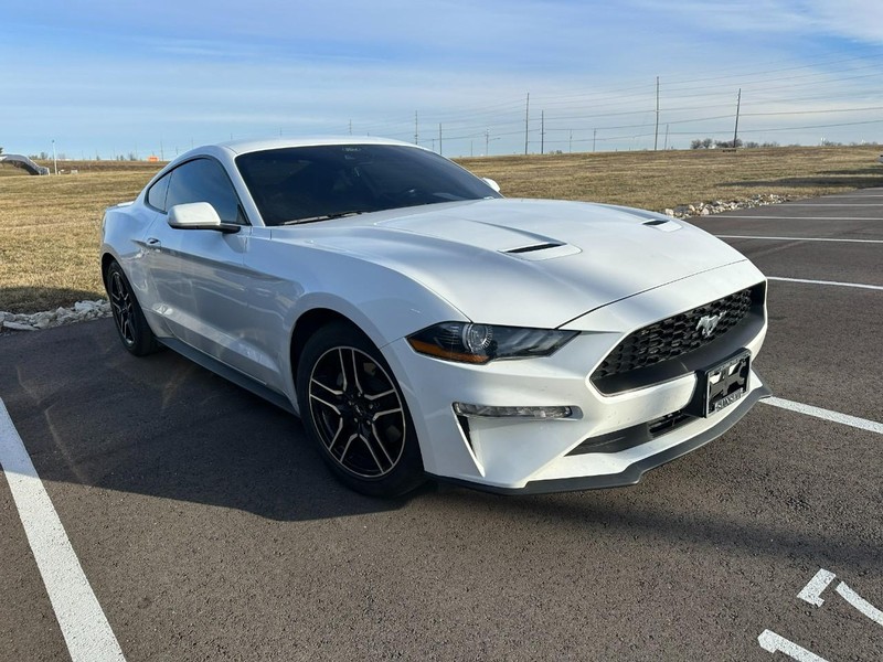 Ford Mustang Vehicle Full-screen Gallery Image 03