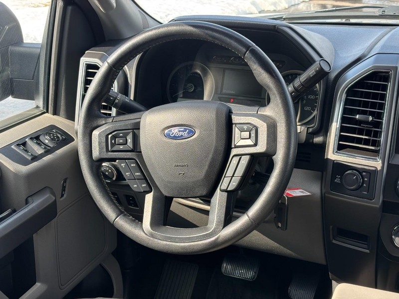 Ford F-150 Vehicle Full-screen Gallery Image 14