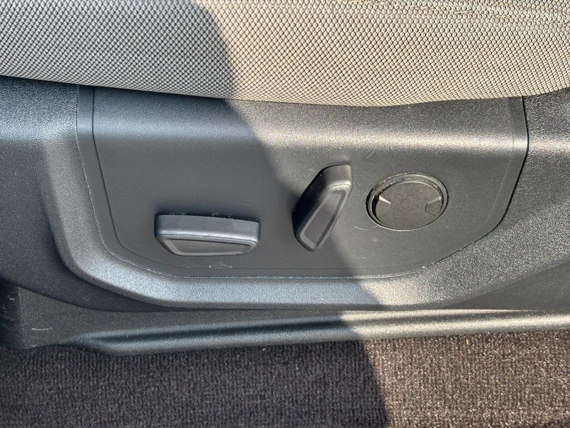 Ford F-150 Vehicle Full-screen Gallery Image 17