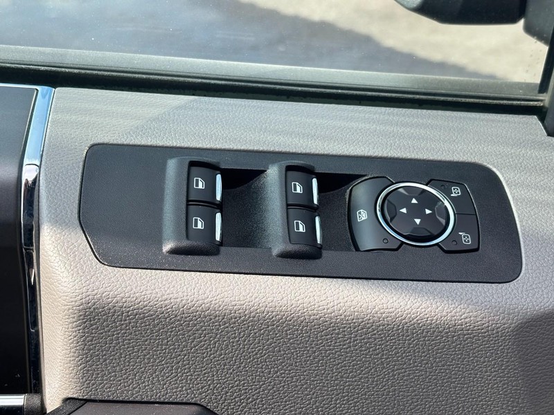 Ford F-150 Vehicle Full-screen Gallery Image 18