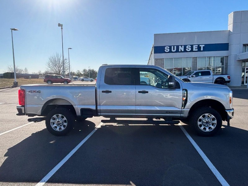 Ford Super Duty F-250 SRW Vehicle Full-screen Gallery Image 02
