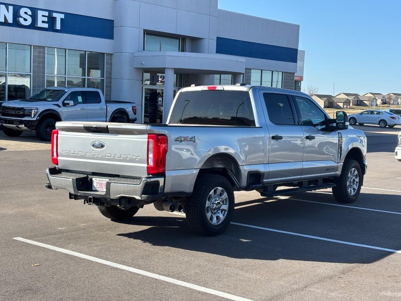Ford Super Duty F-250 SRW Vehicle Full-screen Gallery Image 03