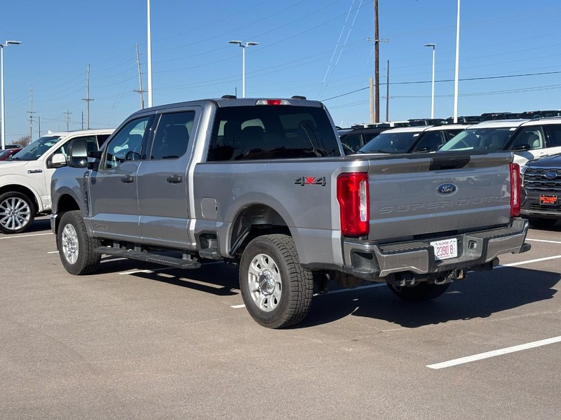 Ford Super Duty F-250 SRW Vehicle Full-screen Gallery Image 05