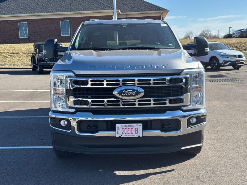 Ford Super Duty F-250 SRW Vehicle Full-screen Gallery Image 08