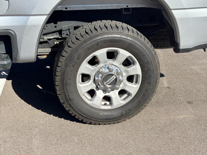 Ford Super Duty F-250 SRW Vehicle Full-screen Gallery Image 09