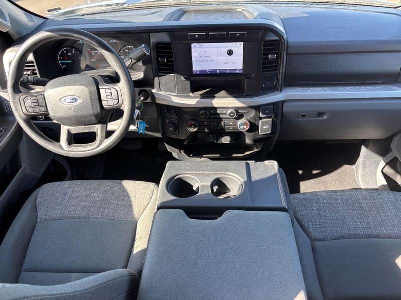 Ford Super Duty F-250 SRW Vehicle Full-screen Gallery Image 11