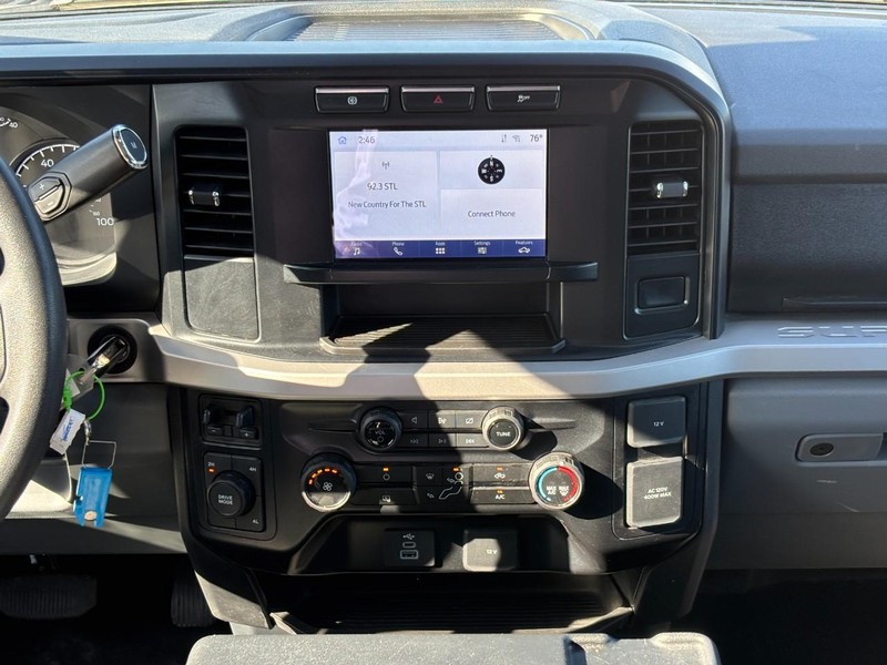 Ford Super Duty F-250 SRW Vehicle Full-screen Gallery Image 13