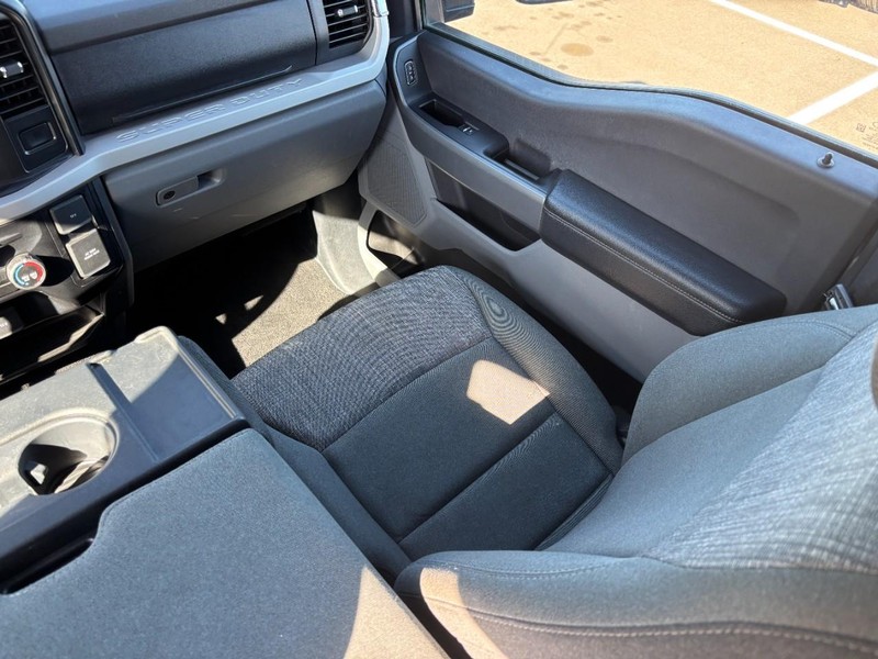 Ford Super Duty F-250 SRW Vehicle Full-screen Gallery Image 14