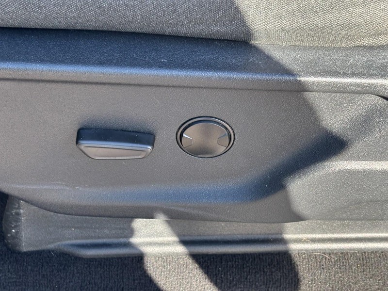 Ford Super Duty F-250 SRW Vehicle Full-screen Gallery Image 15