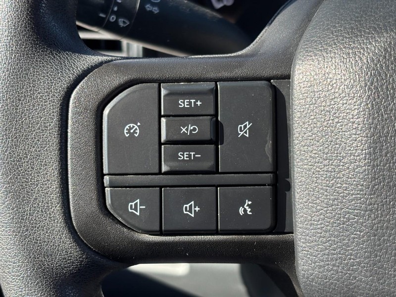 Ford Super Duty F-250 SRW Vehicle Full-screen Gallery Image 17