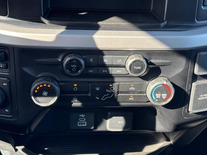 Ford Super Duty F-250 SRW Vehicle Full-screen Gallery Image 23