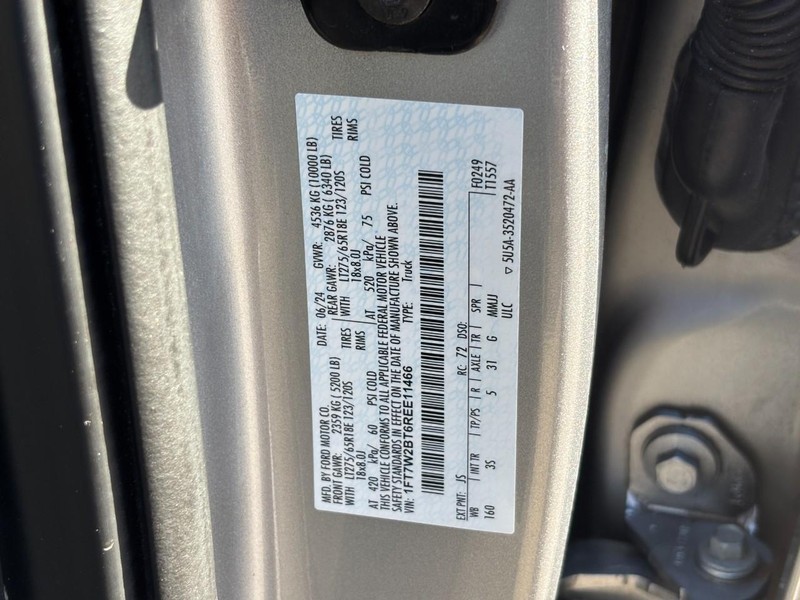 Ford Super Duty F-250 SRW Vehicle Full-screen Gallery Image 24