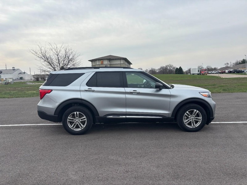 Ford Explorer Vehicle Full-screen Gallery Image 02