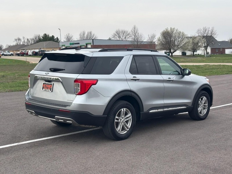 Ford Explorer Vehicle Full-screen Gallery Image 03