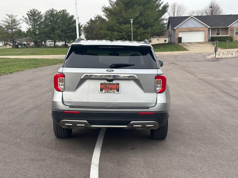 Ford Explorer Vehicle Full-screen Gallery Image 04