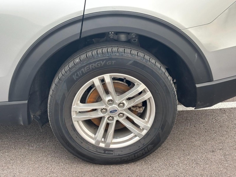 Ford Explorer Vehicle Full-screen Gallery Image 09