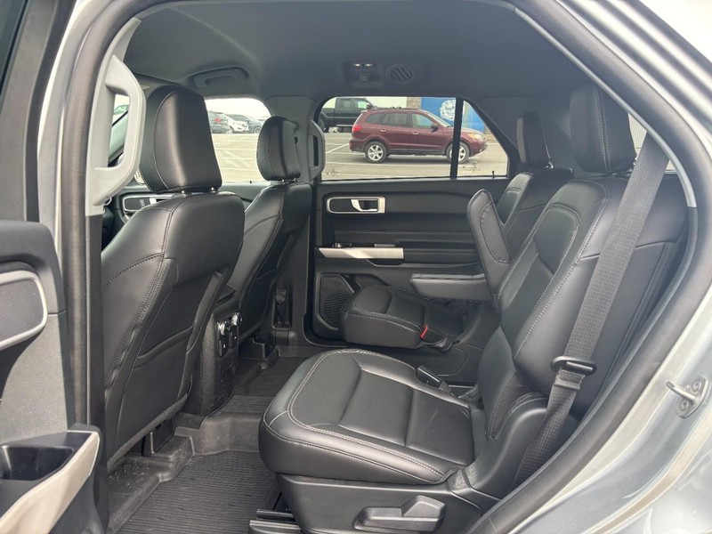 Ford Explorer Vehicle Full-screen Gallery Image 11