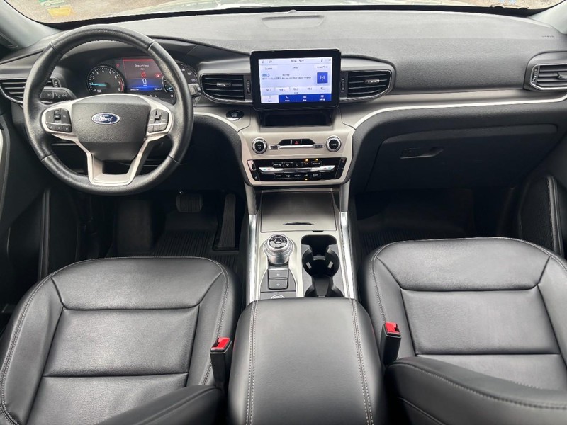 Ford Explorer Vehicle Full-screen Gallery Image 12