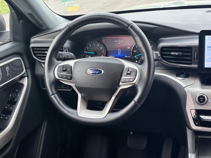 Ford Explorer Vehicle Full-screen Gallery Image 13