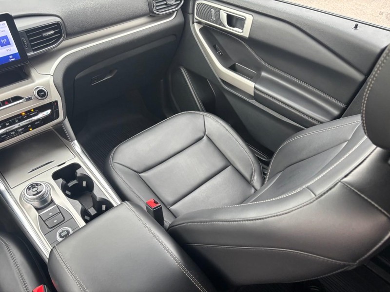 Ford Explorer Vehicle Full-screen Gallery Image 15