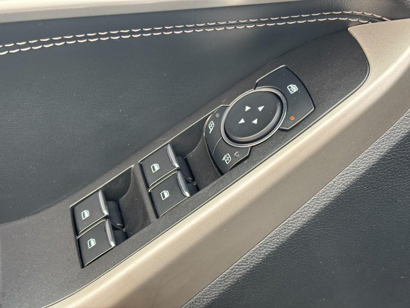 Ford Explorer Vehicle Full-screen Gallery Image 17