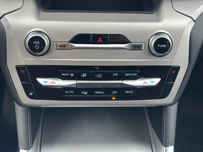 Ford Explorer Vehicle Full-screen Gallery Image 23