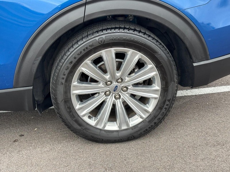 Ford Explorer Vehicle Full-screen Gallery Image 09