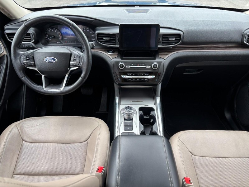 Ford Explorer Vehicle Full-screen Gallery Image 12