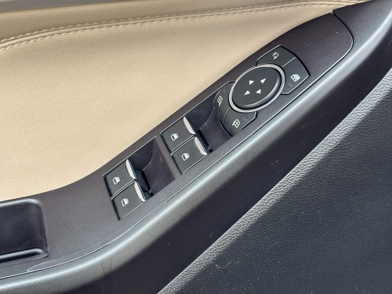 Ford Explorer Vehicle Full-screen Gallery Image 17