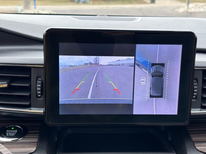 Ford Explorer Vehicle Full-screen Gallery Image 25