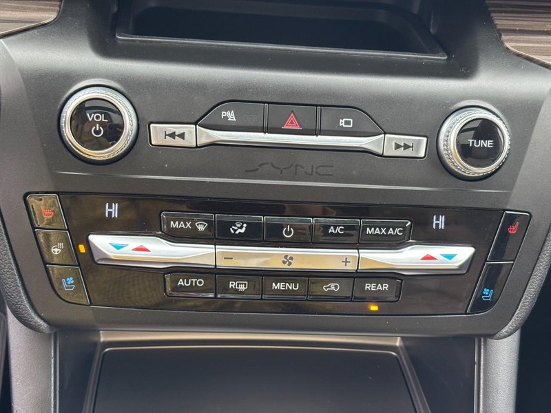 Ford Explorer Vehicle Full-screen Gallery Image 26