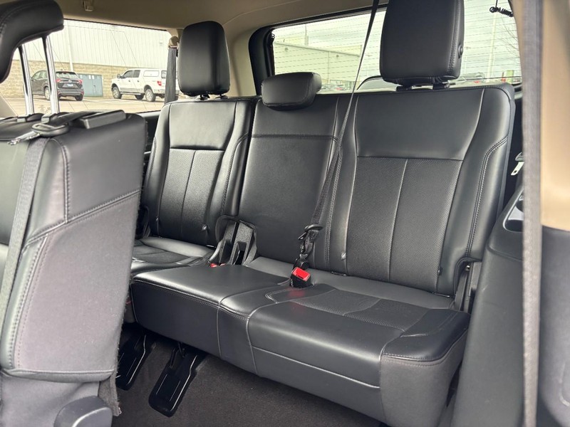 Ford Expedition Max Vehicle Full-screen Gallery Image 10