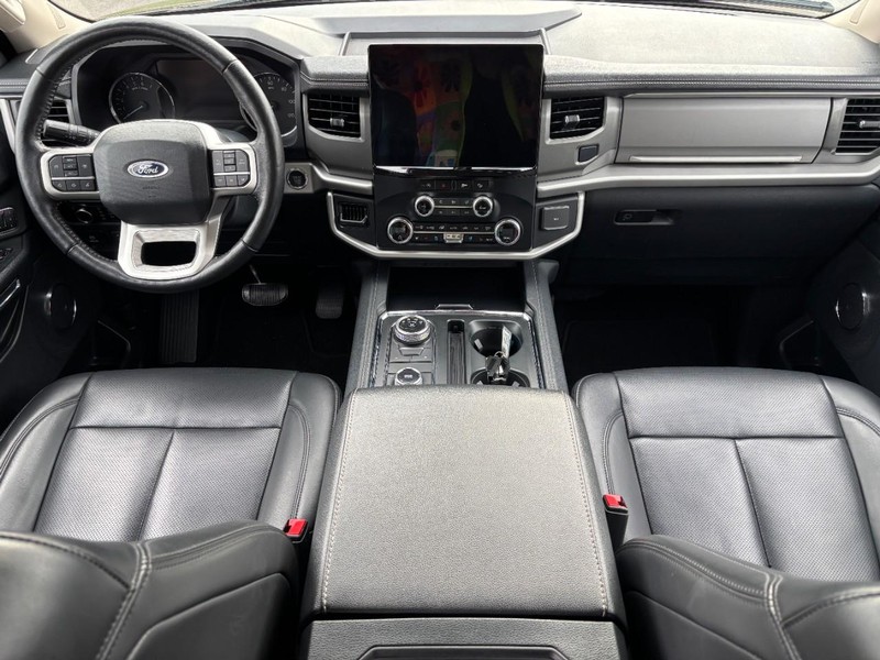Ford Expedition Max Vehicle Full-screen Gallery Image 12