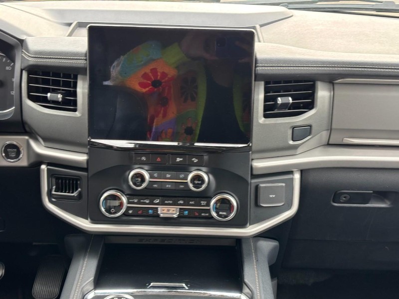 Ford Expedition Max Vehicle Full-screen Gallery Image 14